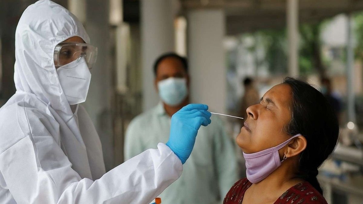 फिर सतर्क कर रहा कोरोना: दिल्ली से केरल तक बढ़े केस, सरकारें अलर्ट